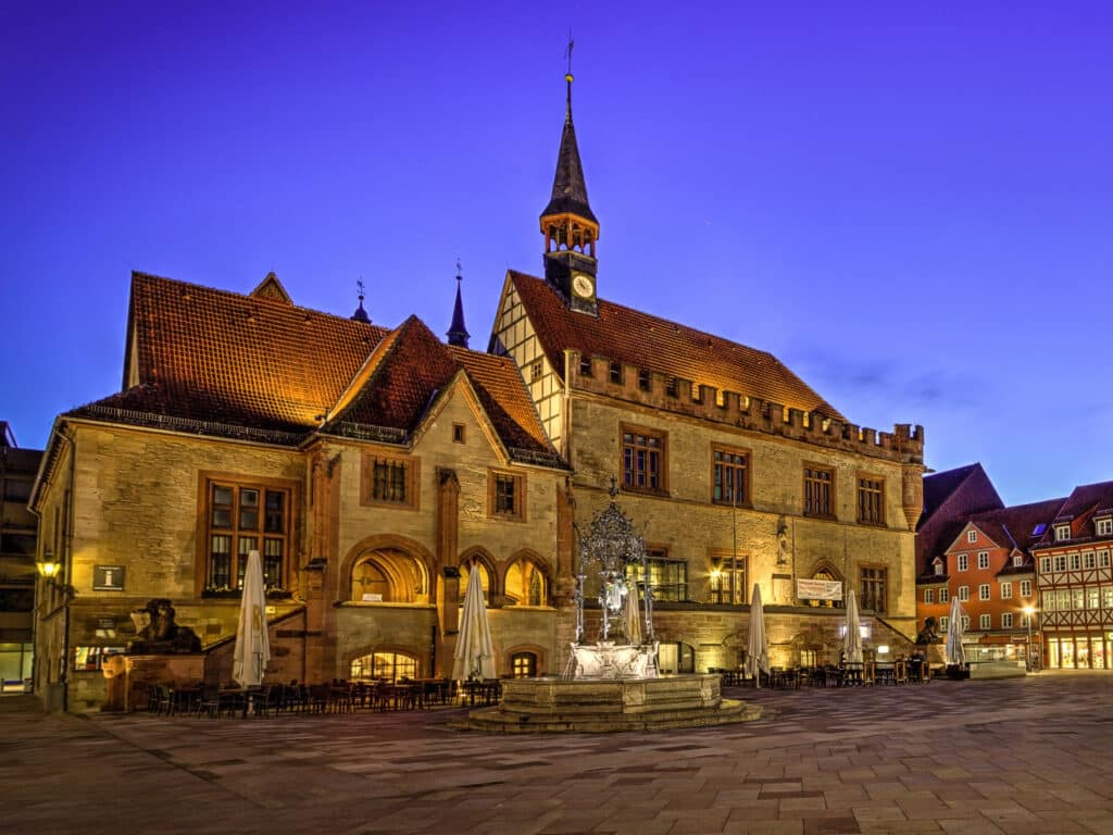 Abendstimmung in der Göttinger City mit Marktplatz, Altem Rathaus und der Haupteinkaufsmeile Weender Straße.