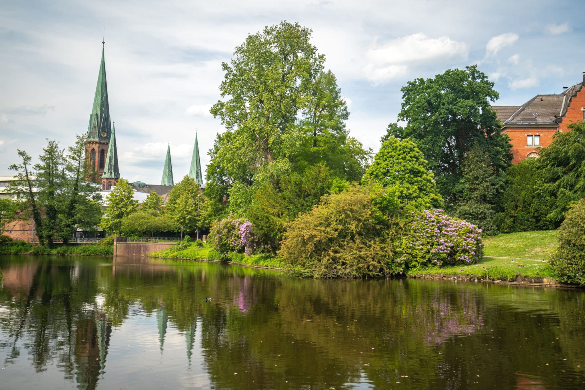 Blick vom Oldenburger Schlossgarten über den See in Richtung Innenstadt mit Blick auf die Türme der St. Lamberti-Kirche und das Elisabeth-Anna-Palais (heutiges Sozialgericht).