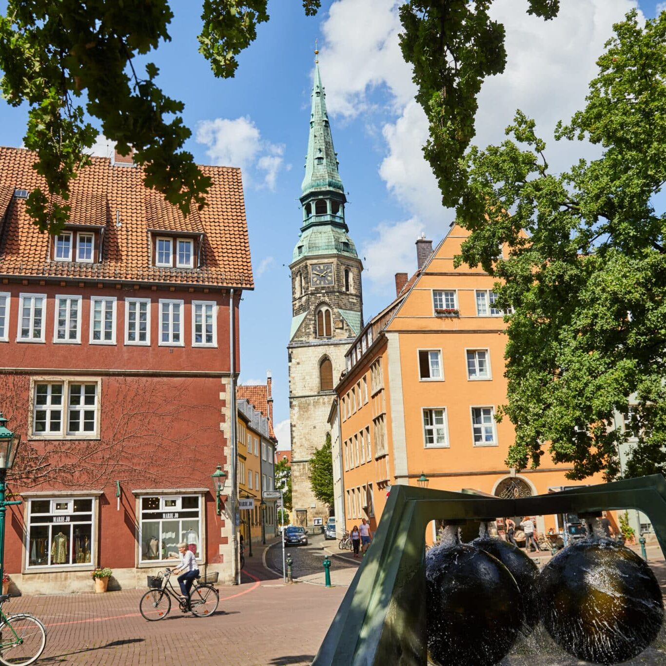 Hannover, DEU, 21.08.2019, Ballhofplatz


. [ Fotos: Christian Wyrwa, Diplom-Foto-Designer (FH),  Burgwedeler Str. 91D , 30916 Isernhagen (bei Hannover), Germany, E-Mail: info@wyrwa-foto.de,  Tel: +49-511-3945254, Fax:+49-511-1233545, Mobil: +49-171-8340094, Dieses Lichtbildwerk ist gesetzlich geschuetzt. CC0 Nachdruck, honorarfrei gegen Autorennennung.: "Foto: Christian Wyrwa" , kein Modelrelease vorhanden, no modelrelease]